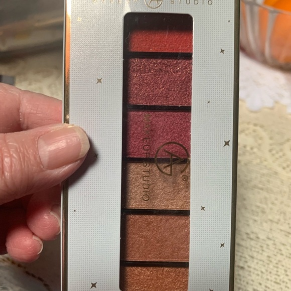 Vibrant Red and Pink Eyeshadow Palette for Bold Looks - Picture 2 of 4